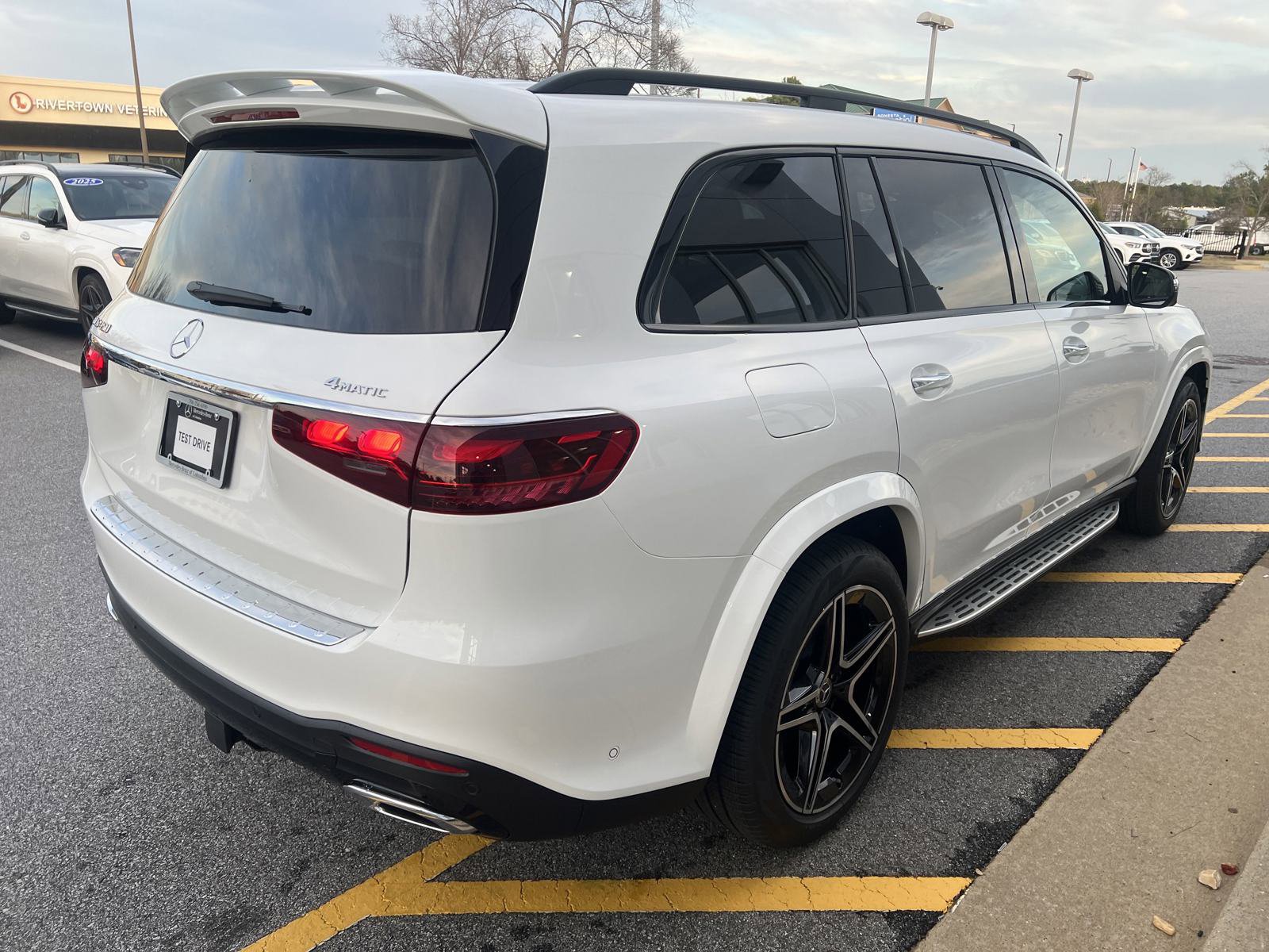 2025 Mercedes Benz GLS 450 4MATIC photo 4