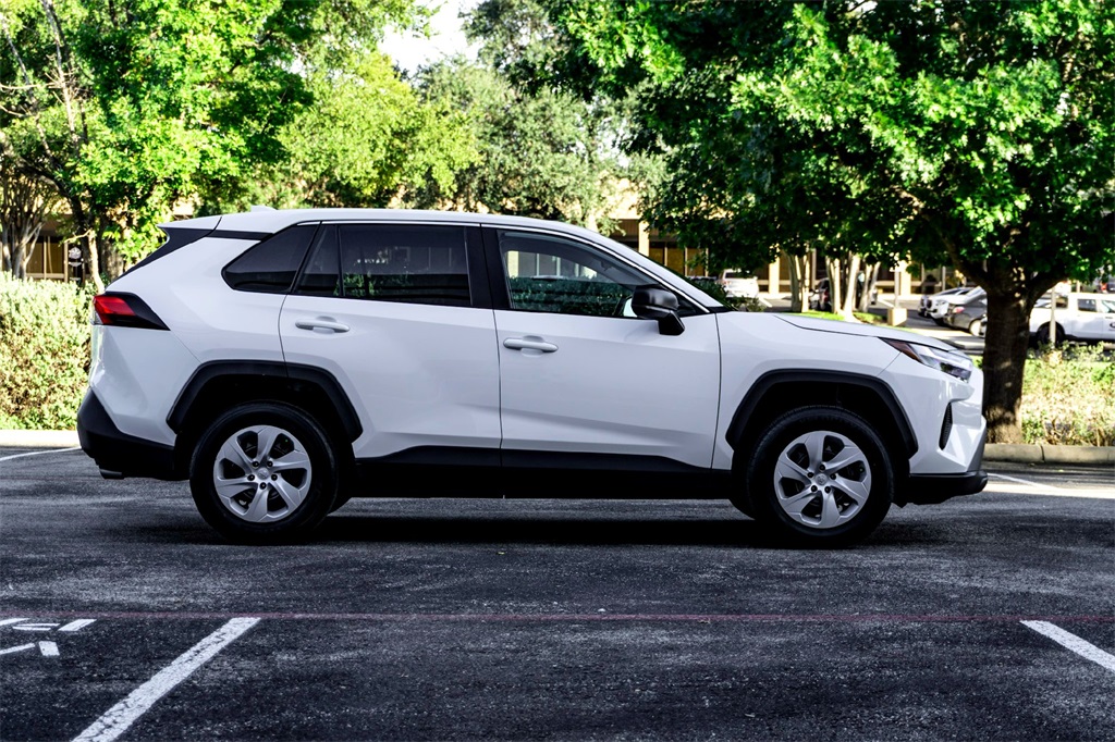 2024 Toyota RAV4 LE photo 4