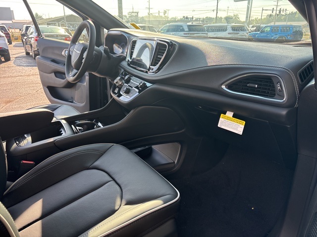2026 Chrysler Pacifica Limited photo 25