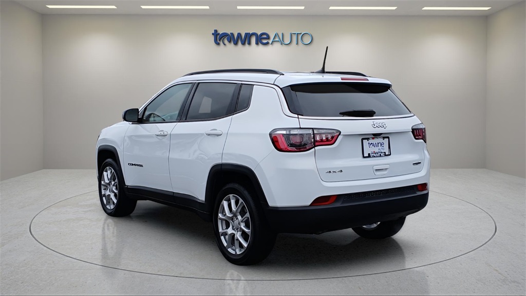 2023 Jeep Compass Latitude Lux photo 2