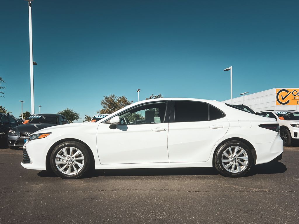 2023 Toyota Camry LE photo 3