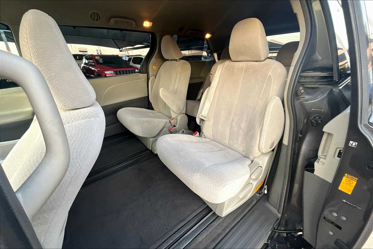 2013 Toyota Sienna LE photo 17