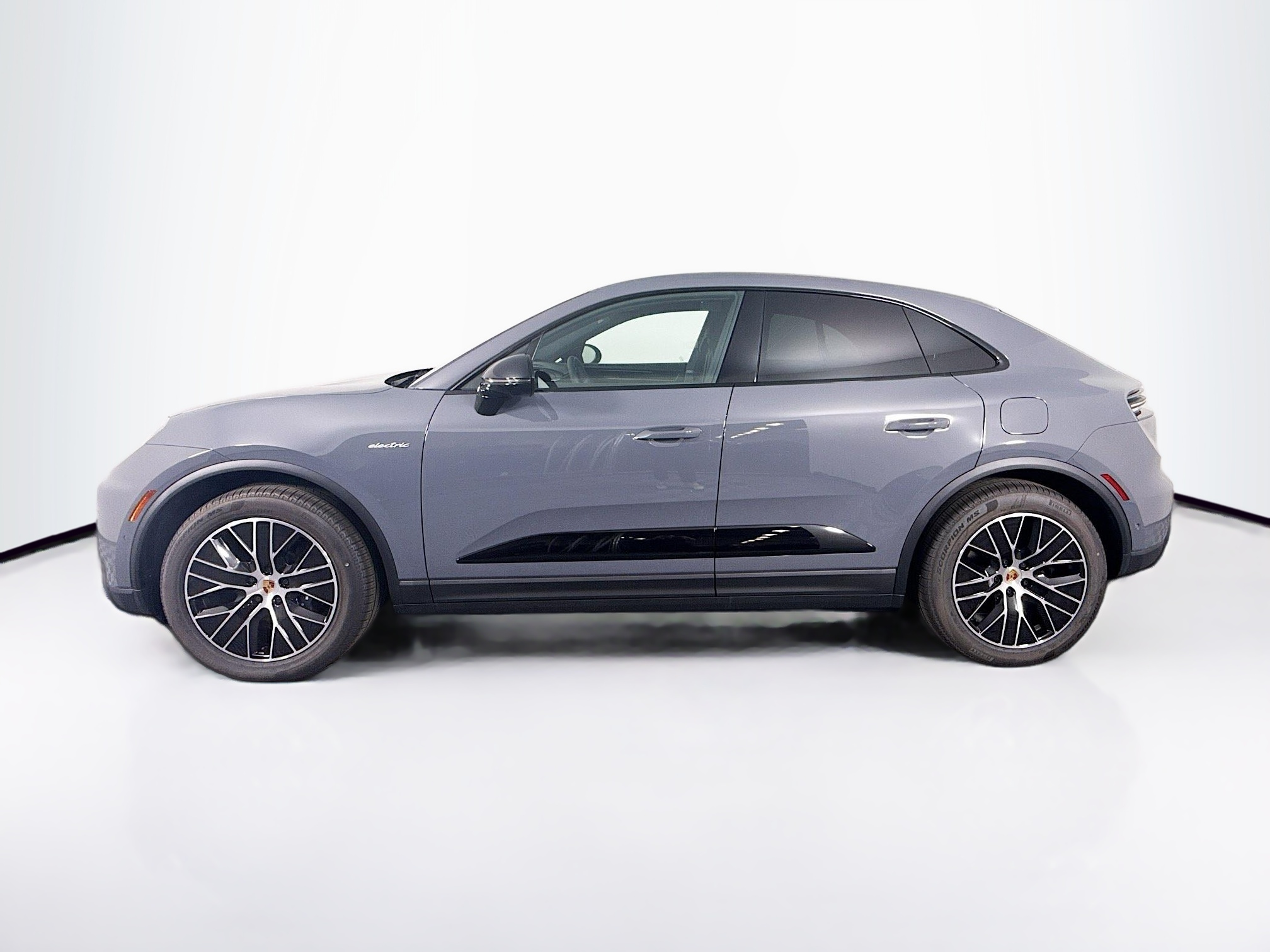 2025 Porsche Macan 4 Electric photo 2