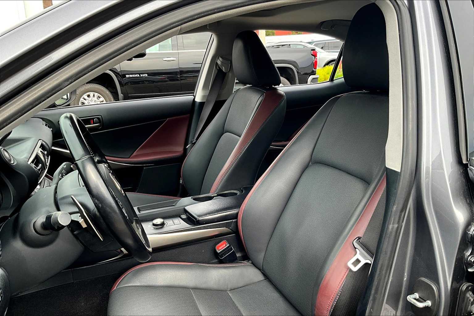 2020 Lexus IS 300 photo 7