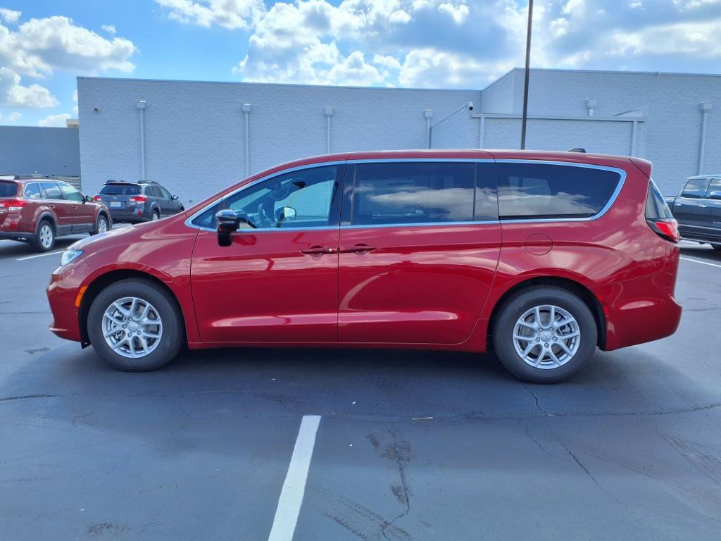 2026 Chrysler Pacifica photo 3