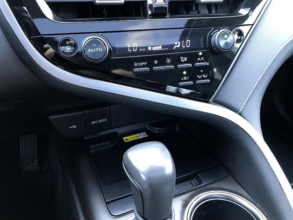 2024 Toyota Camry Hybrid SE photo 16