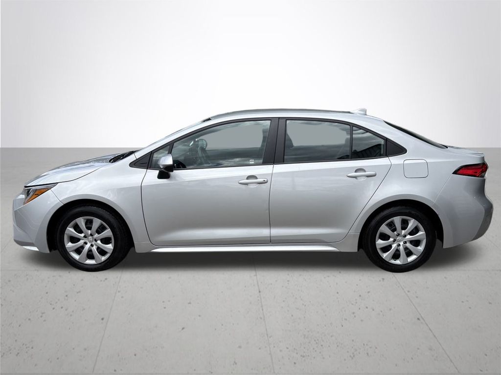 2022 Toyota Corolla LE photo 11