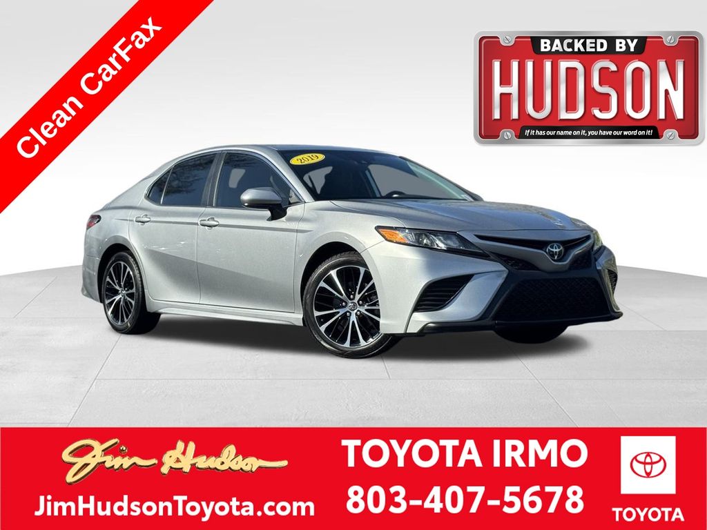 2019 Toyota Camry SE's photo