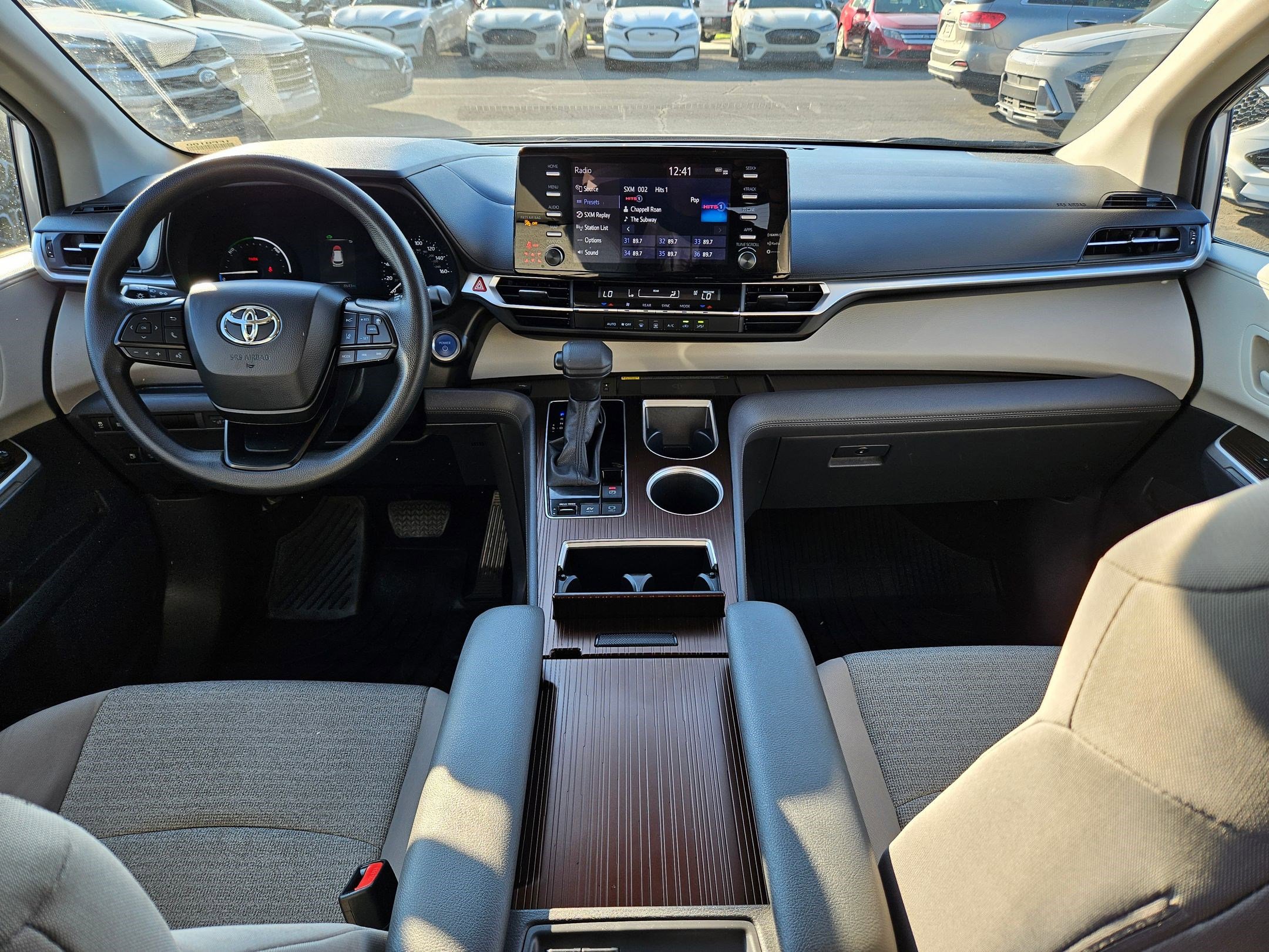 2023 Toyota Sienna LE photo 26