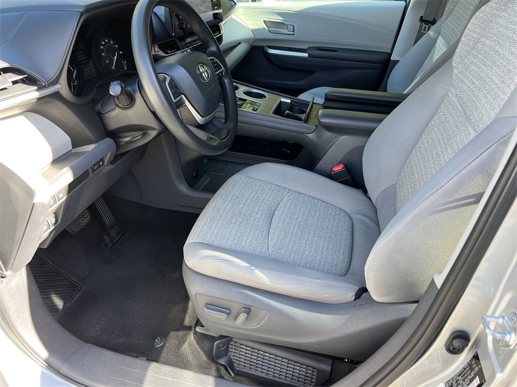 2021 Toyota Sienna LE photo 4