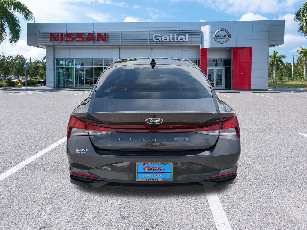 2023 Hyundai Elantra SEL photo 6