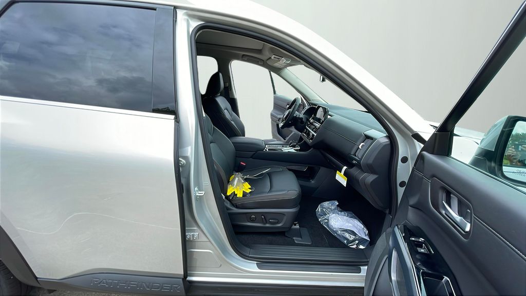 2025 Nissan Pathfinder SL photo 13