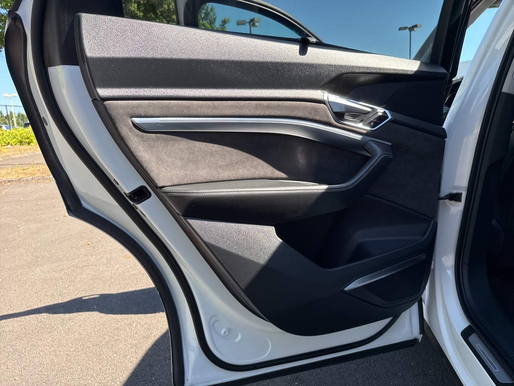 2019 Audi e-tron Premium Plus photo 19