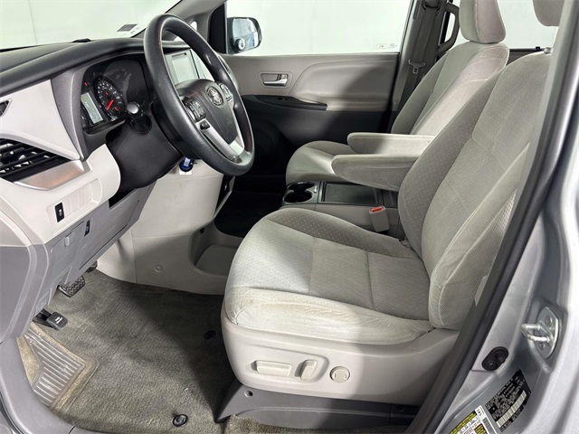 2017 Toyota Sienna LE photo 13