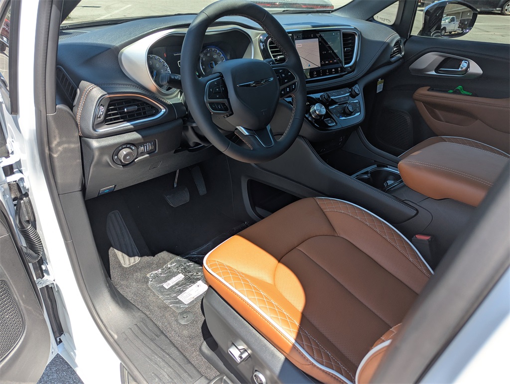 2026 Chrysler Pacifica Pinnacle photo 10