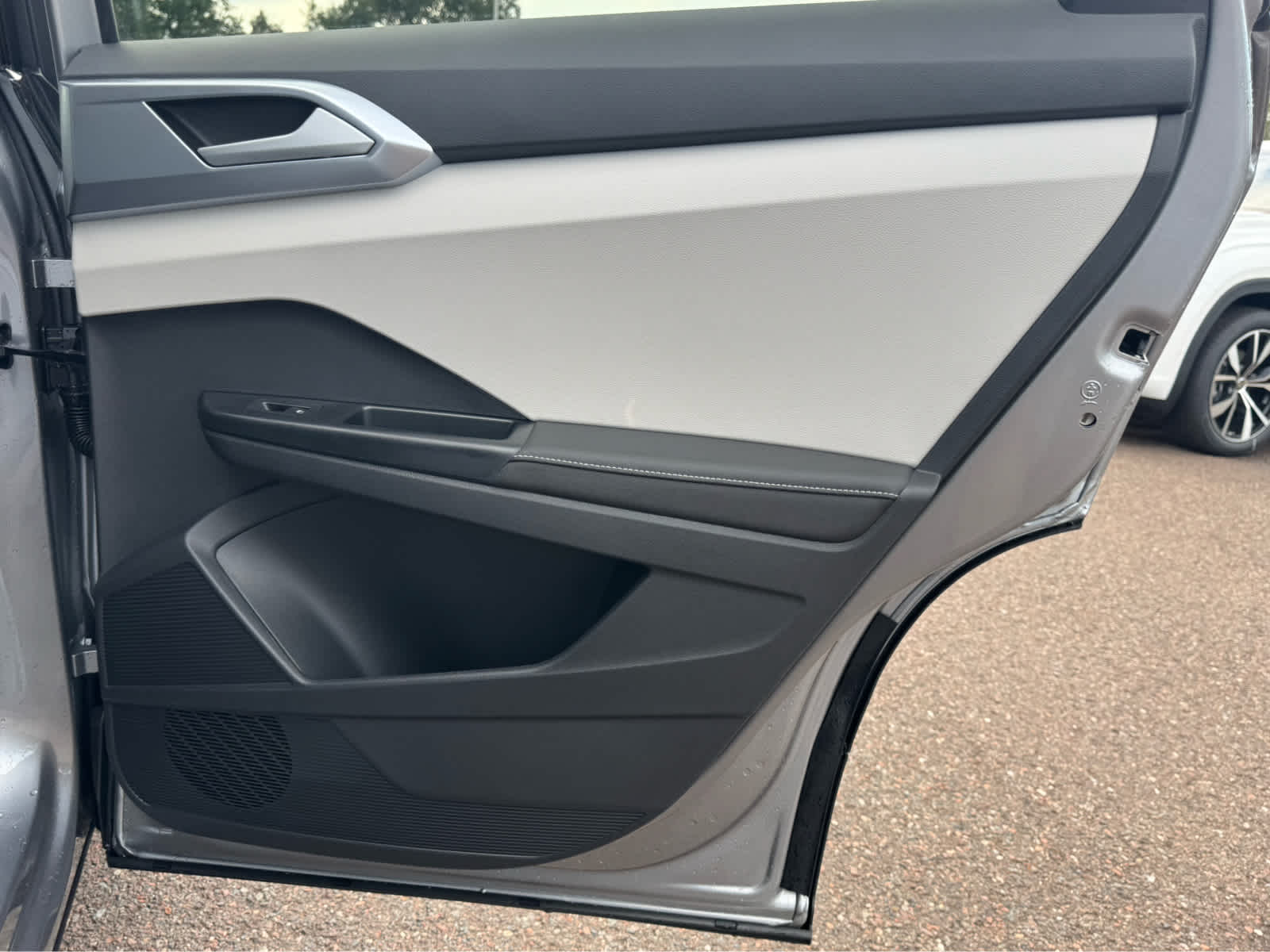 2025 Volkswagen Taos SE photo 34