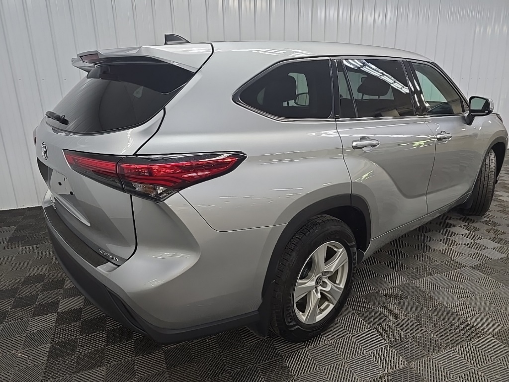 2022 Toyota Highlander LE photo 10