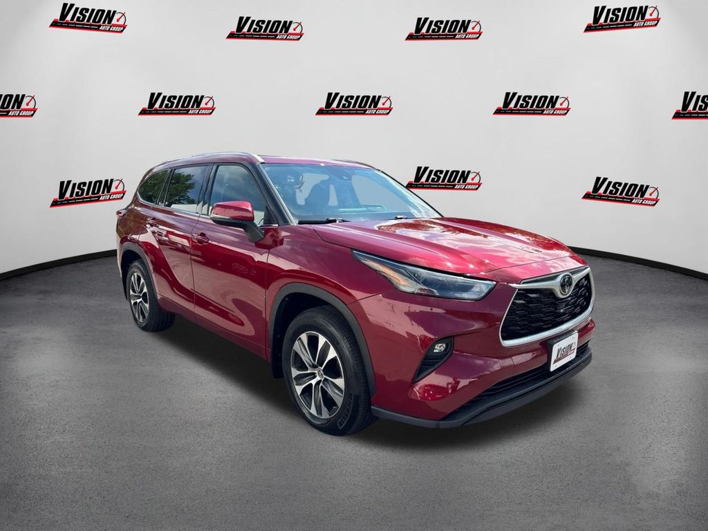 2022 Toyota Highlander XLE photo 3