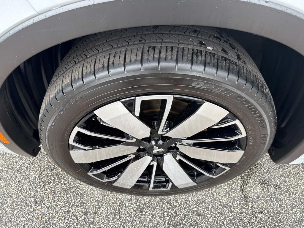 2025 Mitsubishi Outlander SEL photo 10
