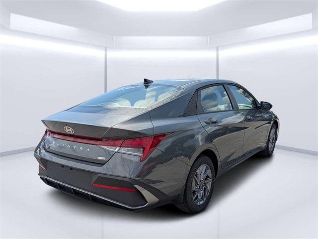 2025 Hyundai Elantra Hybrid Blue photo 3