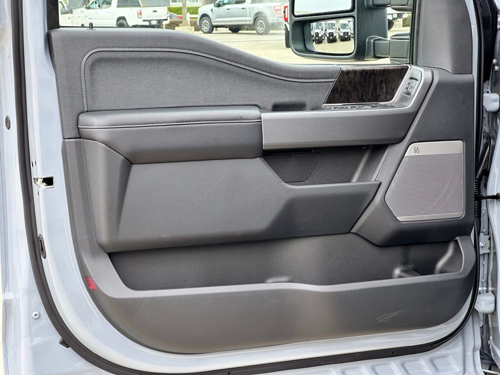 2025 Ford F-250 Lariat photo 17