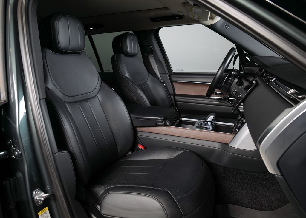 2023 Land Rover Range Rover SE photo 3