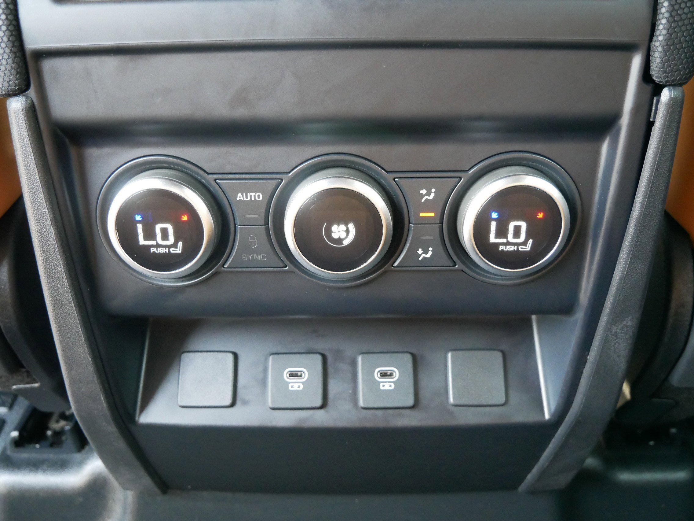 2024 Land Rover Defender V8 photo 20