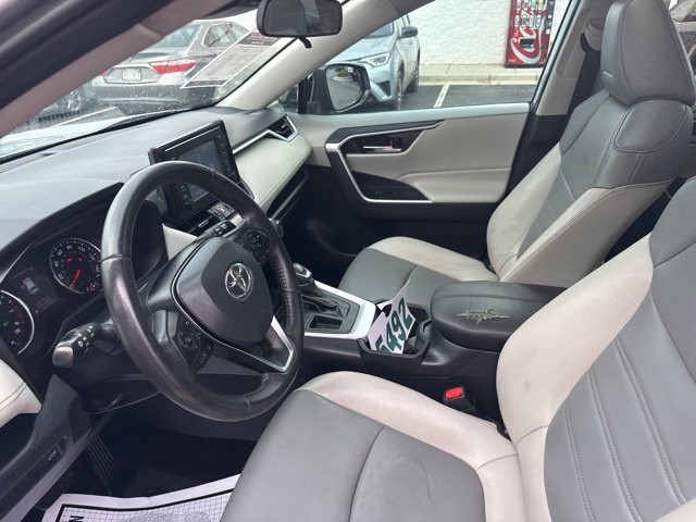 2019 Toyota RAV4 XLE Premium photo 12