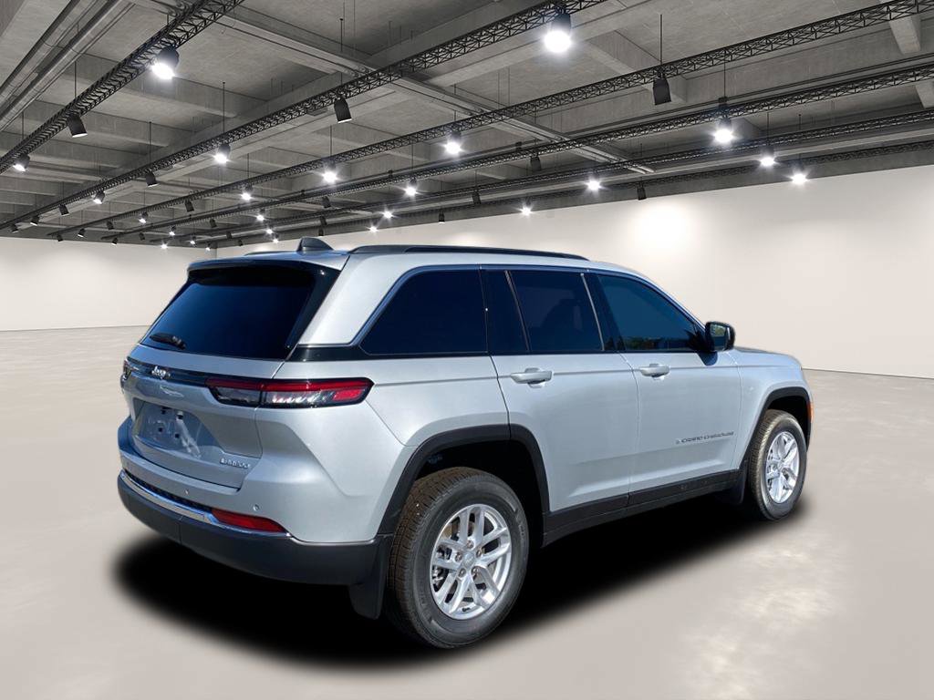 2025 Jeep Grand Cherokee Laredo Altitude photo 4
