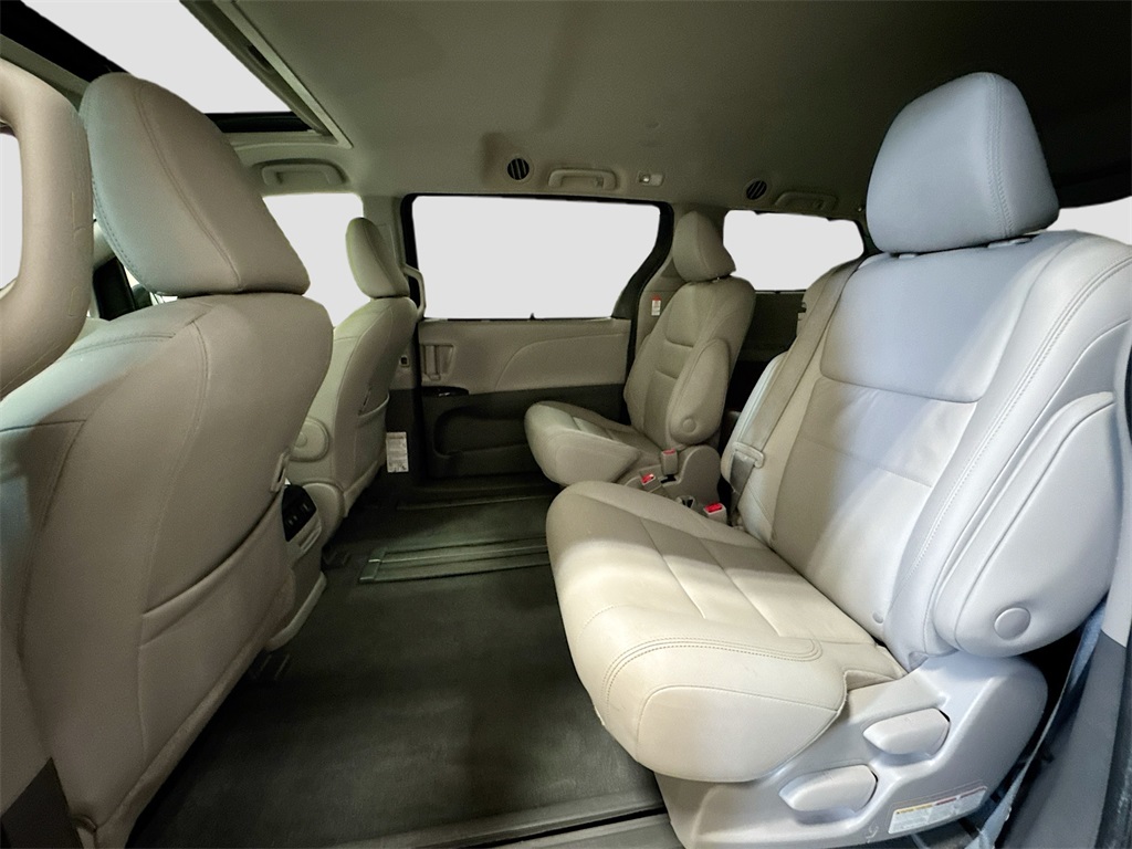 2020 Toyota Sienna XLE photo 9