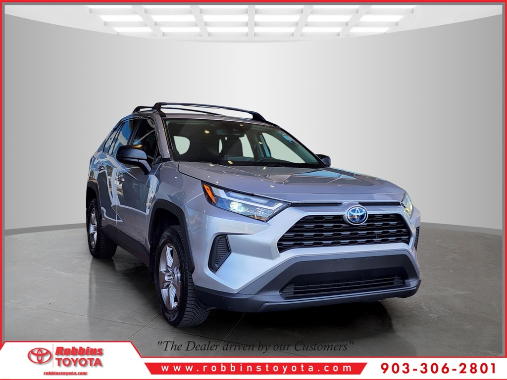 2024 Toyota RAV4 LE's photo