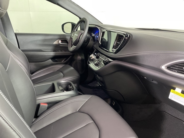 2025 Chrysler Pacifica photo 13