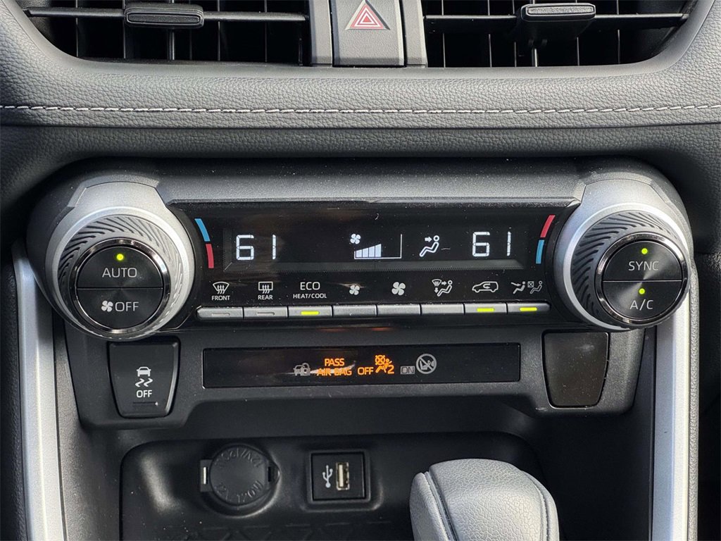 2024 Toyota RAV4 Hybrid XLE photo 3