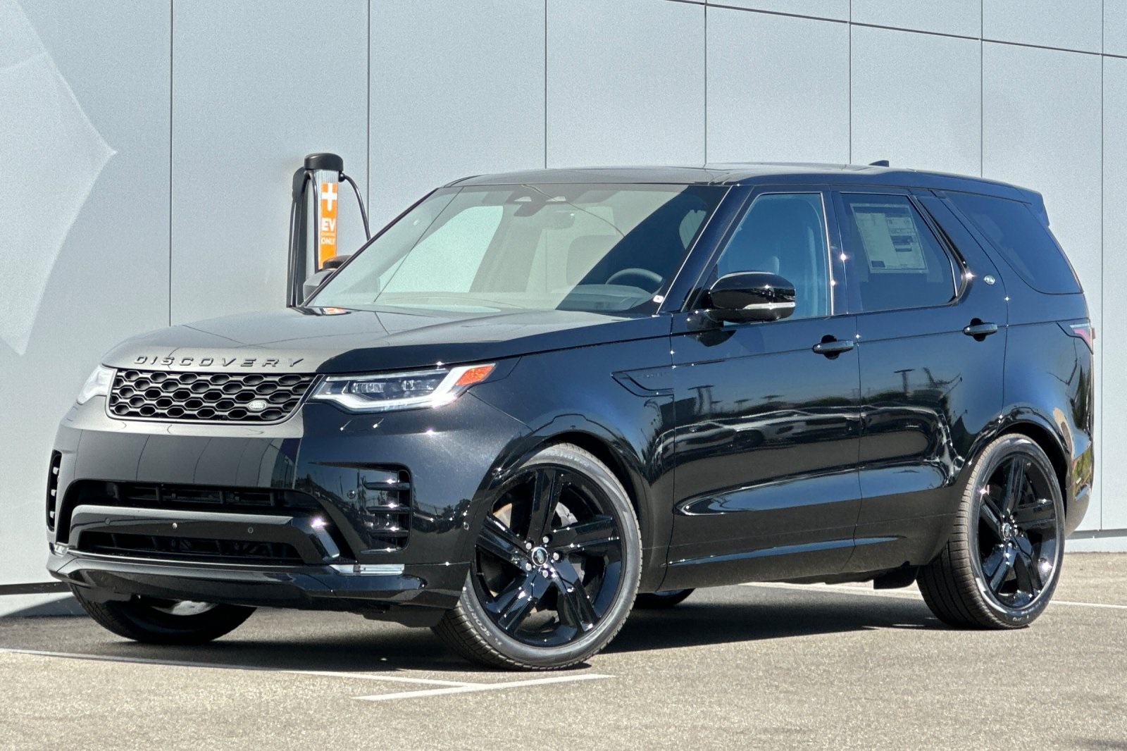 2025 Land Rover Discovery Dynamic SE's photo