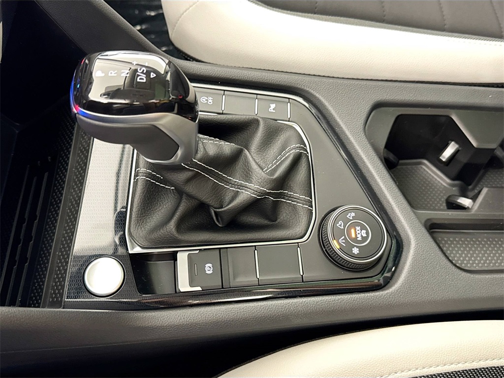 2025 Volkswagen Taos SE photo 30