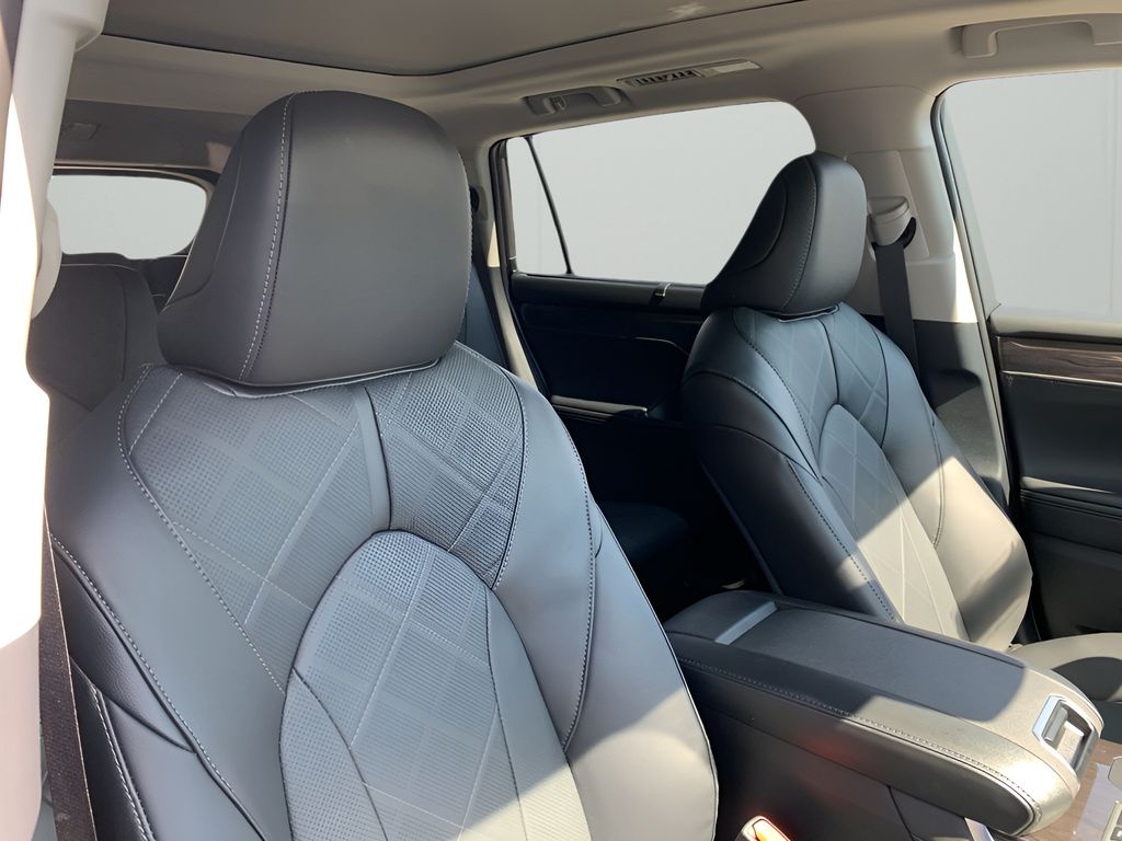 2025 Toyota Highlander Platinum photo 17