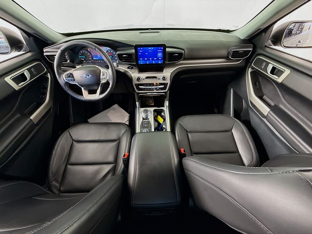 2023 Ford Explorer XLT photo 3