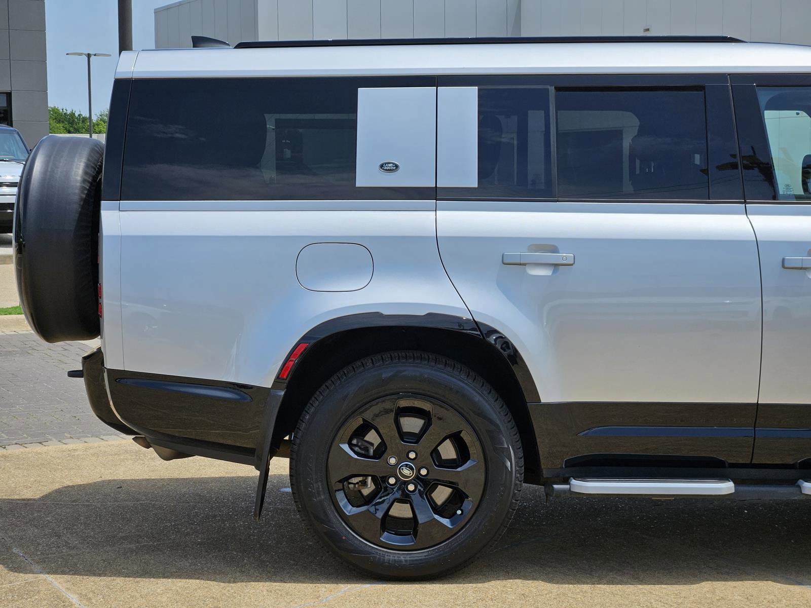 2024 Land Rover Defender X-Dynamic SE photo 9