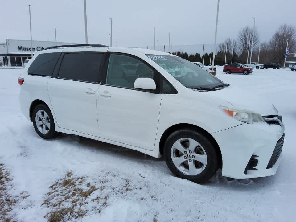 2020 Toyota Sienna LE's photo