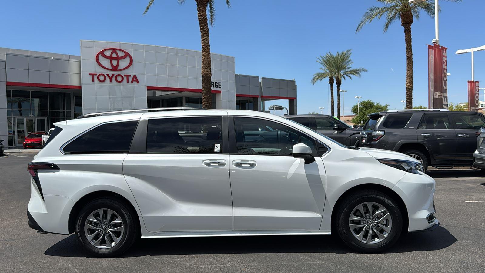 2024 Toyota Sienna XLE photo 8