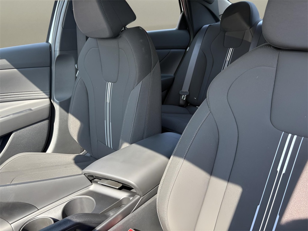 2025 Hyundai Elantra SEL Sport photo 19