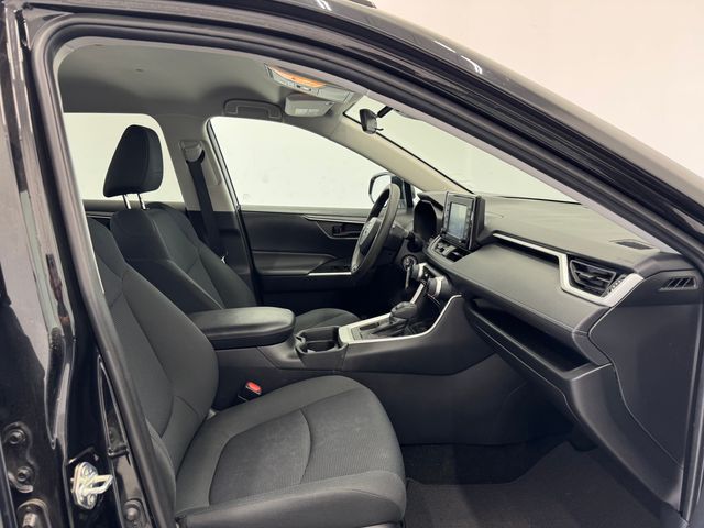 2021 Toyota RAV4 LE photo 16