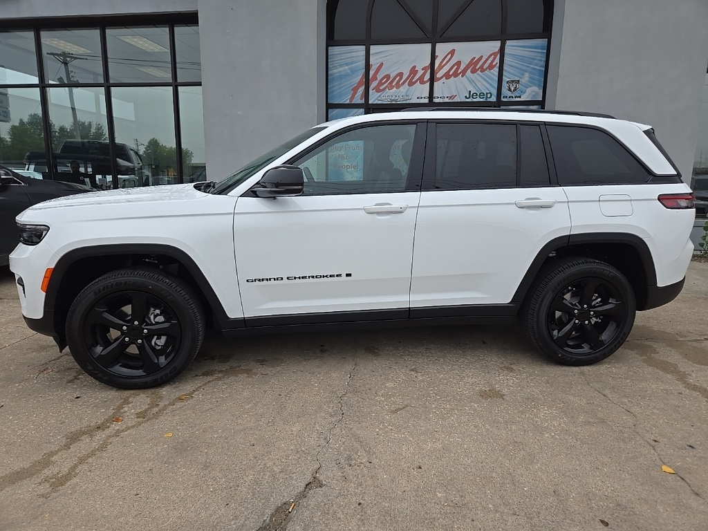 2025 Jeep Grand Cherokee Altitude photo 2