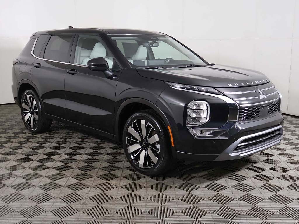 2025 Mitsubishi Outlander SE photo 2