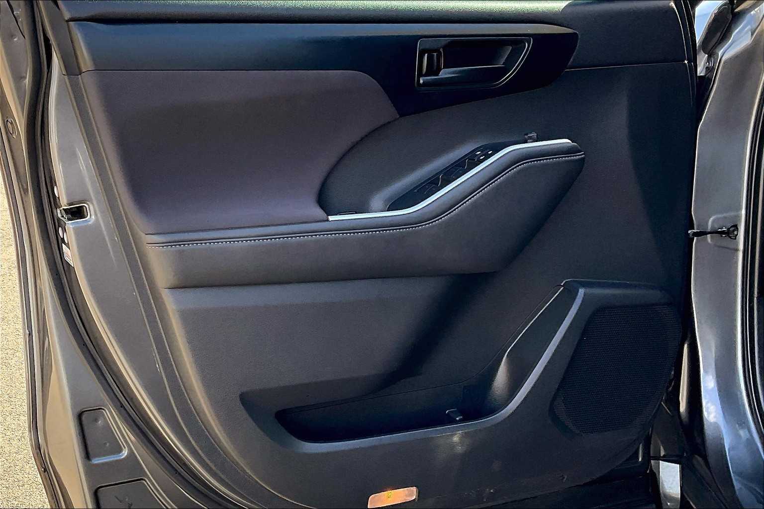 2020 Toyota Highlander LE photo 21