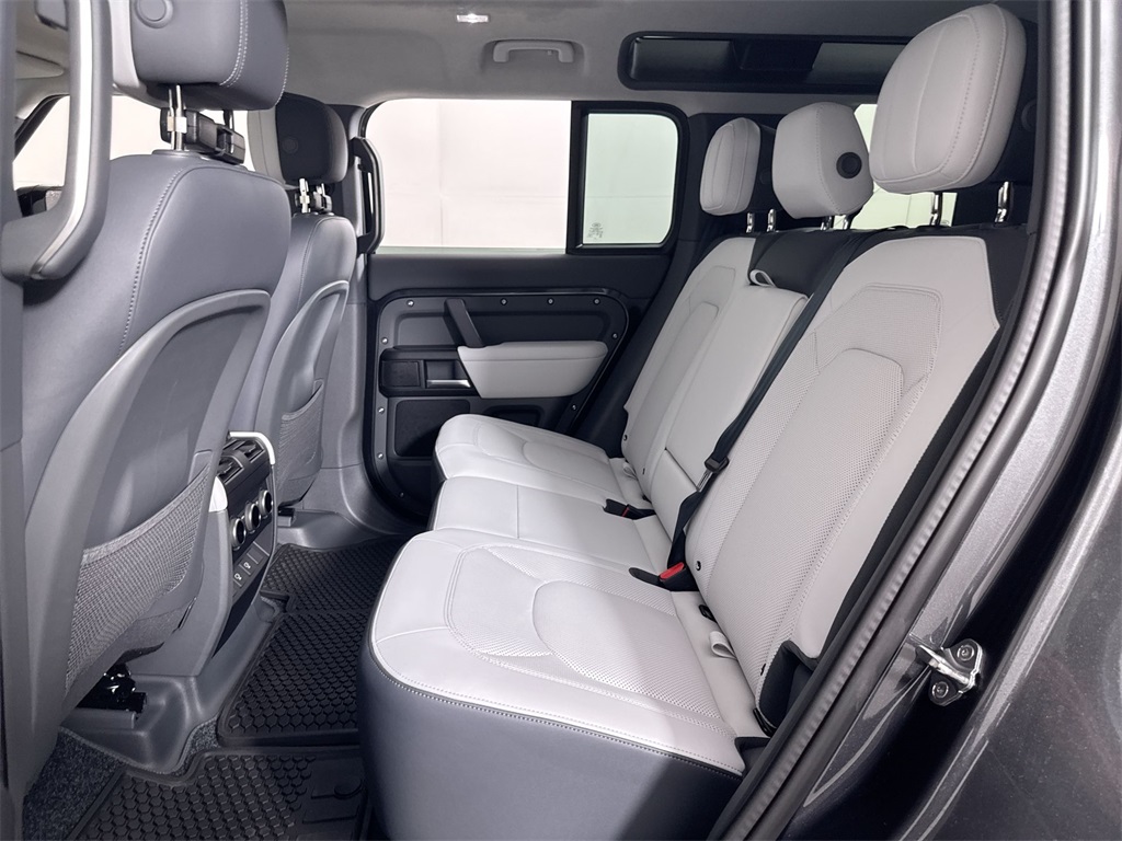 2025 Land Rover Defender 110 V8 photo 18