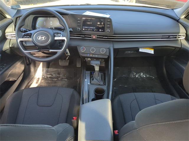 2025 Hyundai Elantra SE photo 13