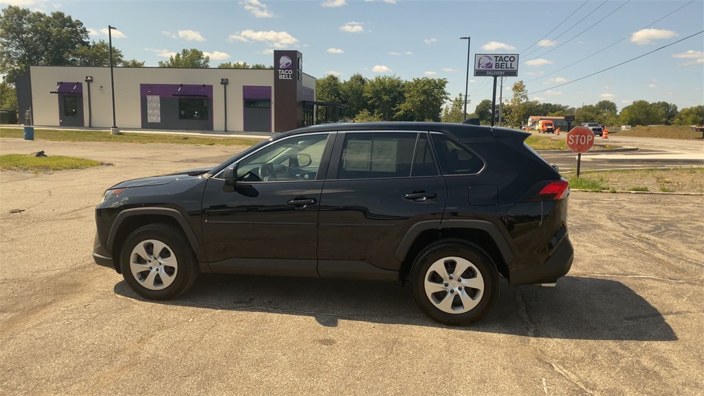 2022 Toyota RAV4 LE photo 5