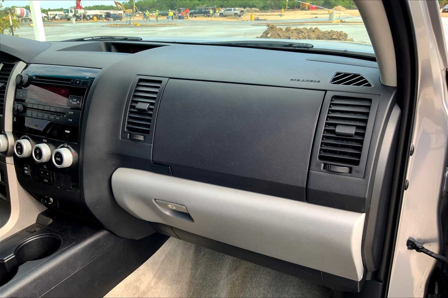 2010 Toyota Sequoia photo 16