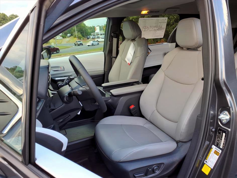 2025 Toyota Sienna Hybrid XLE photo 8